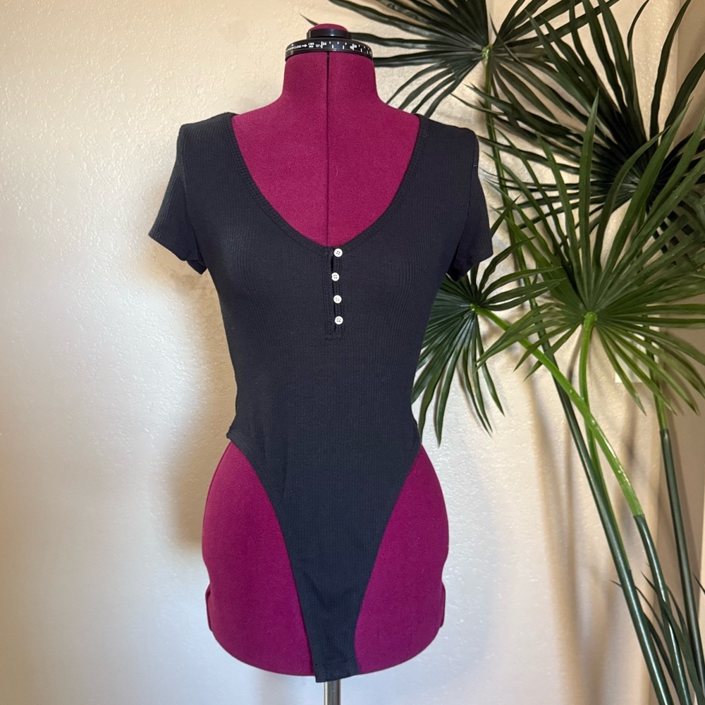 Dippin Daisy’s | Black button body suit | size S